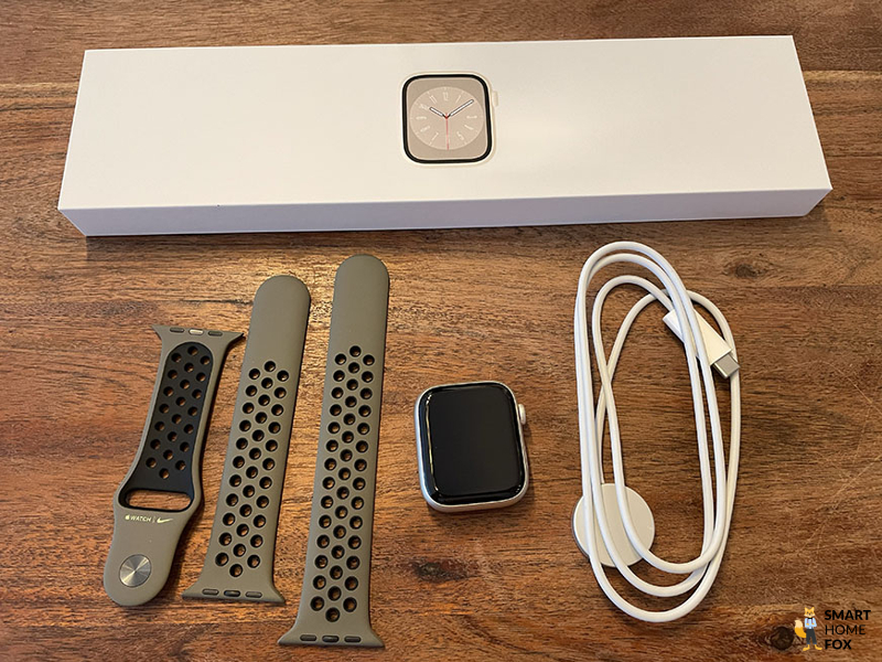 Man sieht den Lieferumfang der Apple Watch 8.